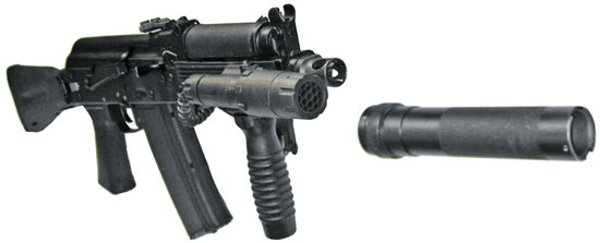 АК9 с передней рукояткой управления огнем и тактическим фонарем, установленными на интегрированные в цевье планки типа «Пикатинни»