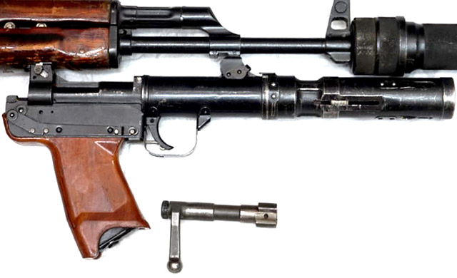 Гранатомет 6Г16 СГК «Тишина» установленный под стволом автомата. Затвор гранатомета отсоединен