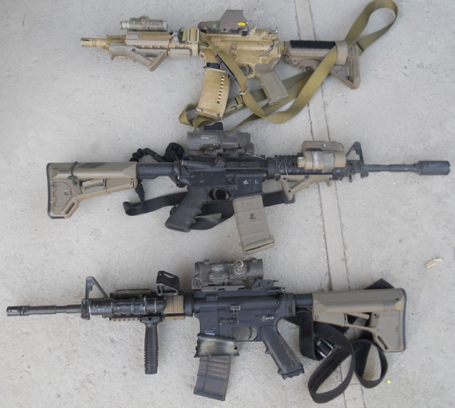 Три штурмовые винтовки трёх разных бойцов, но каждая имеет по меньшей 
мере одну деталь от «Магпул». Две из трёх используют магазины P-mag этой
 фирмы